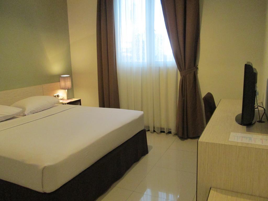 N3 Hotel Jakarta Room photo